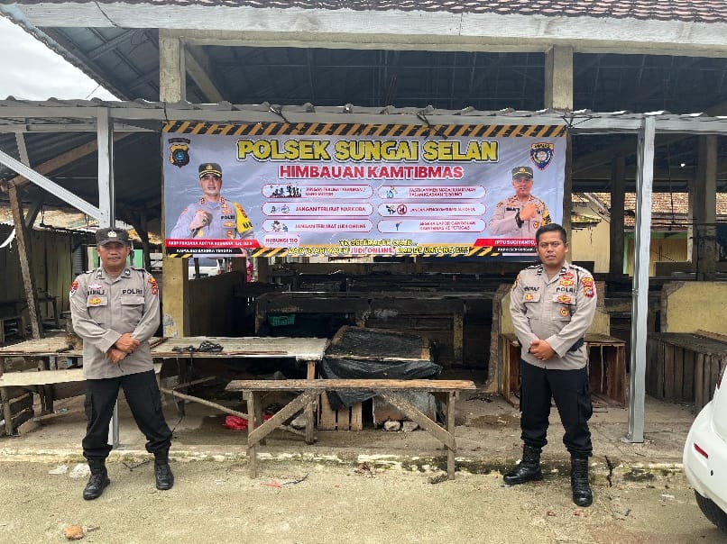Pemasangan spanduk oleh Polsek Sungai Selan. Foto: Istimewa.