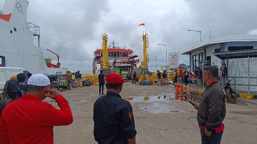 Jenazah Herman Suhadi tina di Pelabuhan Tanjung Kalian. Foto: Sorotanbangka.