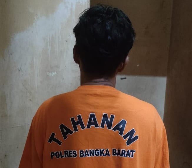 Tersangka ED saat diamankan di Mapolres Bangka Barat. Foto: Istimewa.