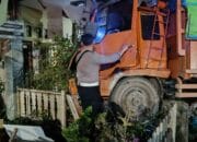 Diduga Rem Blong, Truk Pengangkut Mie Instan Hantam Rumah Warga di Mentok