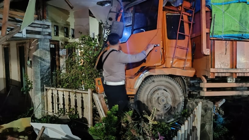 Petugas saat mengecek kendaraan. Foto: Sorotanbangka.