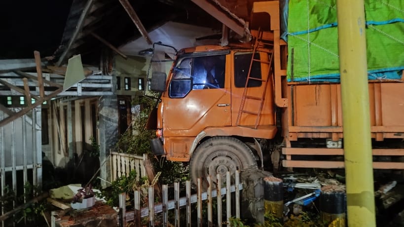 Truk yang menghantam rumah warga. Foto: Sorotanbangka.