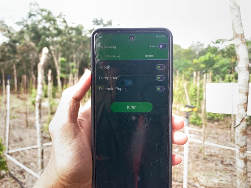 Penggunaan aplikasi MySahang di Desa Kundi. Foto: Sorotanbangka.