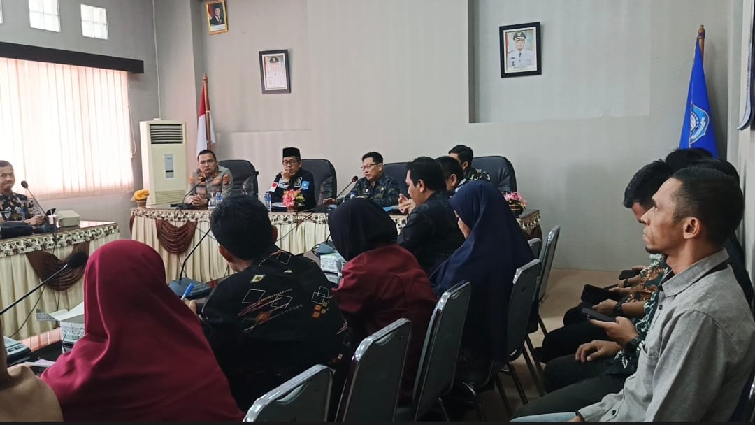 Anggota Komite III DPD RI, Zuhri M. Syazali, melakukan reses pertemuan dengan sejumlah stakeholder di Ruang OR I, Setda Pemkab Bangka Barat, pada kamis (9/1/2024).