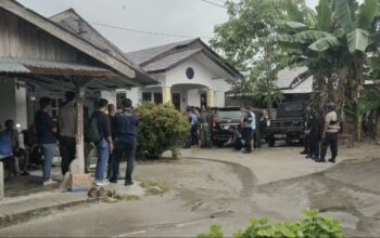 Tim gabungan bersenjata lengkap kepung rumah Sertu H di Jalan Anwar Aid, Kelurahan Parit, Tanjungpandan, Selasa (14/1/2025).