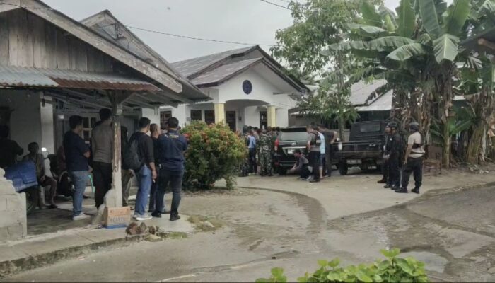 Petugas Bersenjata Lengkap Kepung Rumah Kerabat Desertir TNI