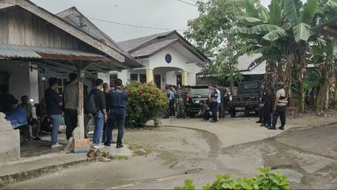 Tim gabungan bersenjata lengkap kepung rumah Sertu H di Jalan Anwar Aid, Kelurahan Parit, Tanjungpandan, Selasa (14/1/2025).
