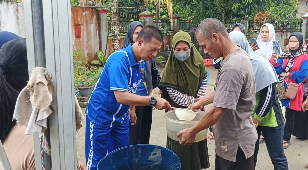 Kades Sekar Biru, Munarfarzah bagikan bibit ikan nila ke rumah warga. (Sorotanbangka.com/Ura)