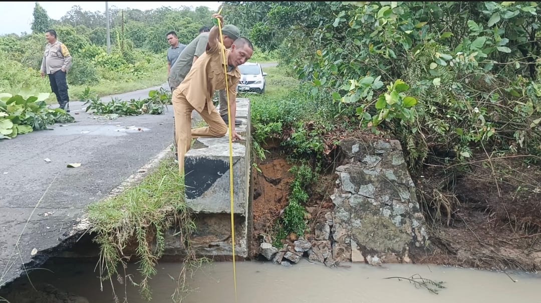 Caption : PUPRPRKP Bangka Belitung segera memperbaiki jembatan yang rusak di ruas jalan Desa Sekar Biru, Kecamatan Parittiga, Kabupaten Bangka Barat. (Sorotanbangka.com)