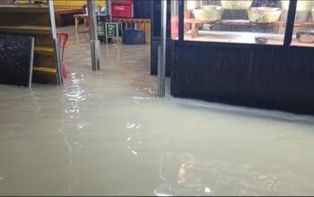Rumah makan di Pasar Parittiga banjir. (Sorotanbangka.com)