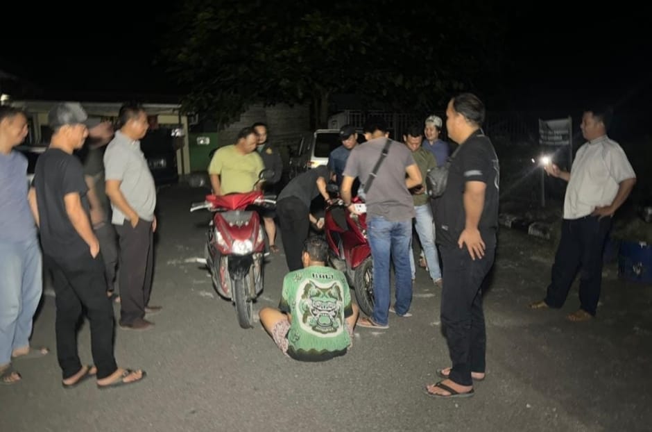 Polisi saat mengamankan pelaku. Foto: Istimewa.