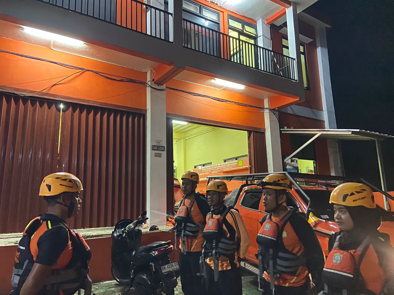 Basarnas melakukan pencarian. Foto: Istimewa.