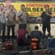 Dua Tersangka saat diamankan di Mapolsek Jebus. Foto: Istimewa.
