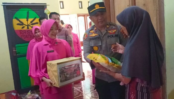 Polsek Sungai Selan Berikan Bantuan ke Warga Pesisir Tanjung Pura