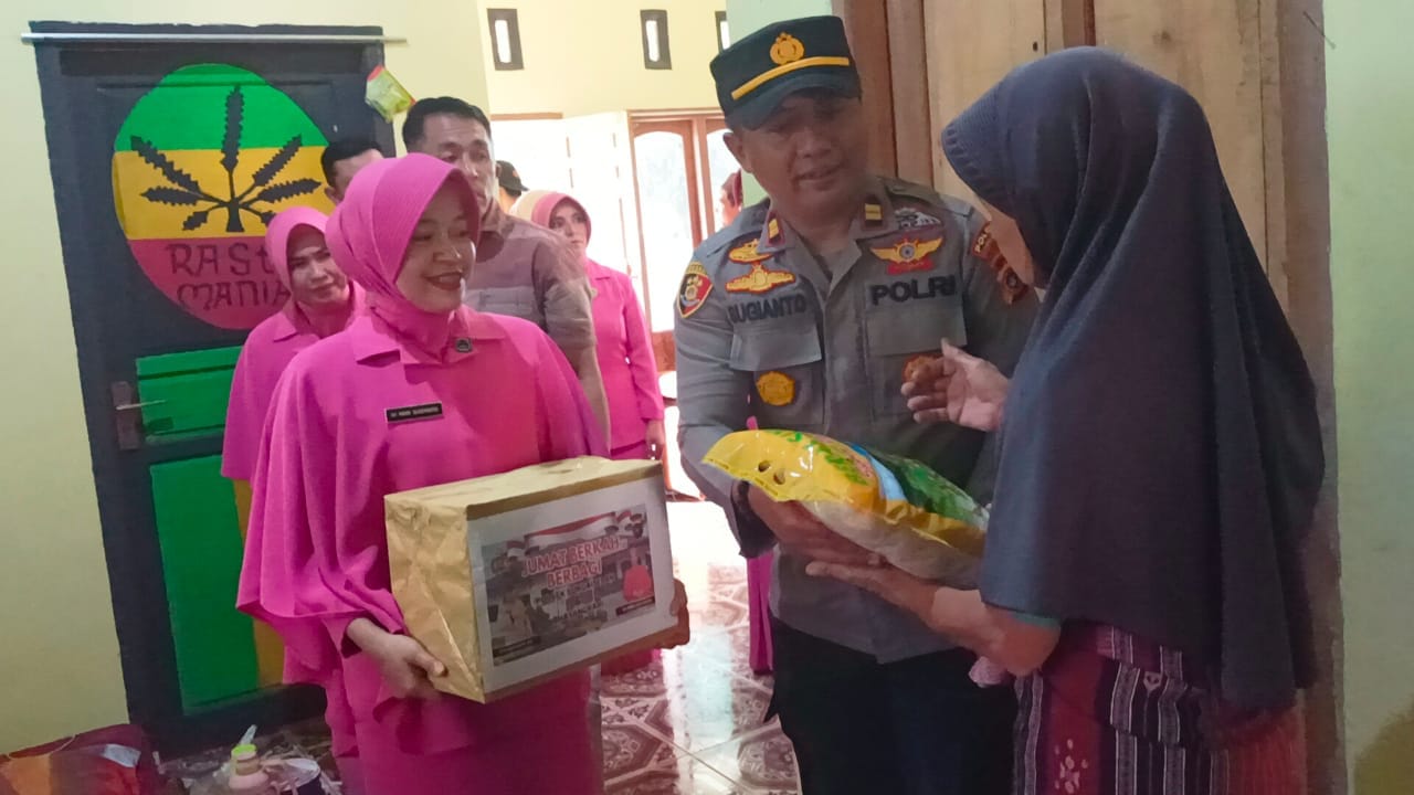 Iptu Sugiyanto bersama Ny. Ririn saat berbagi bantuan. Foto: Istimewa.