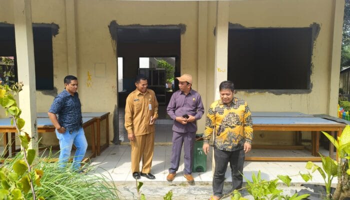 Kondisi Ruang Kelas Memprihatinkan, Anggota DPRD Babel Minta Renovasi SMAN 1 Mentok Dilanjutkan