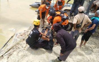 Petugas mengevakuasi jenazah. Foto: Istimewa.