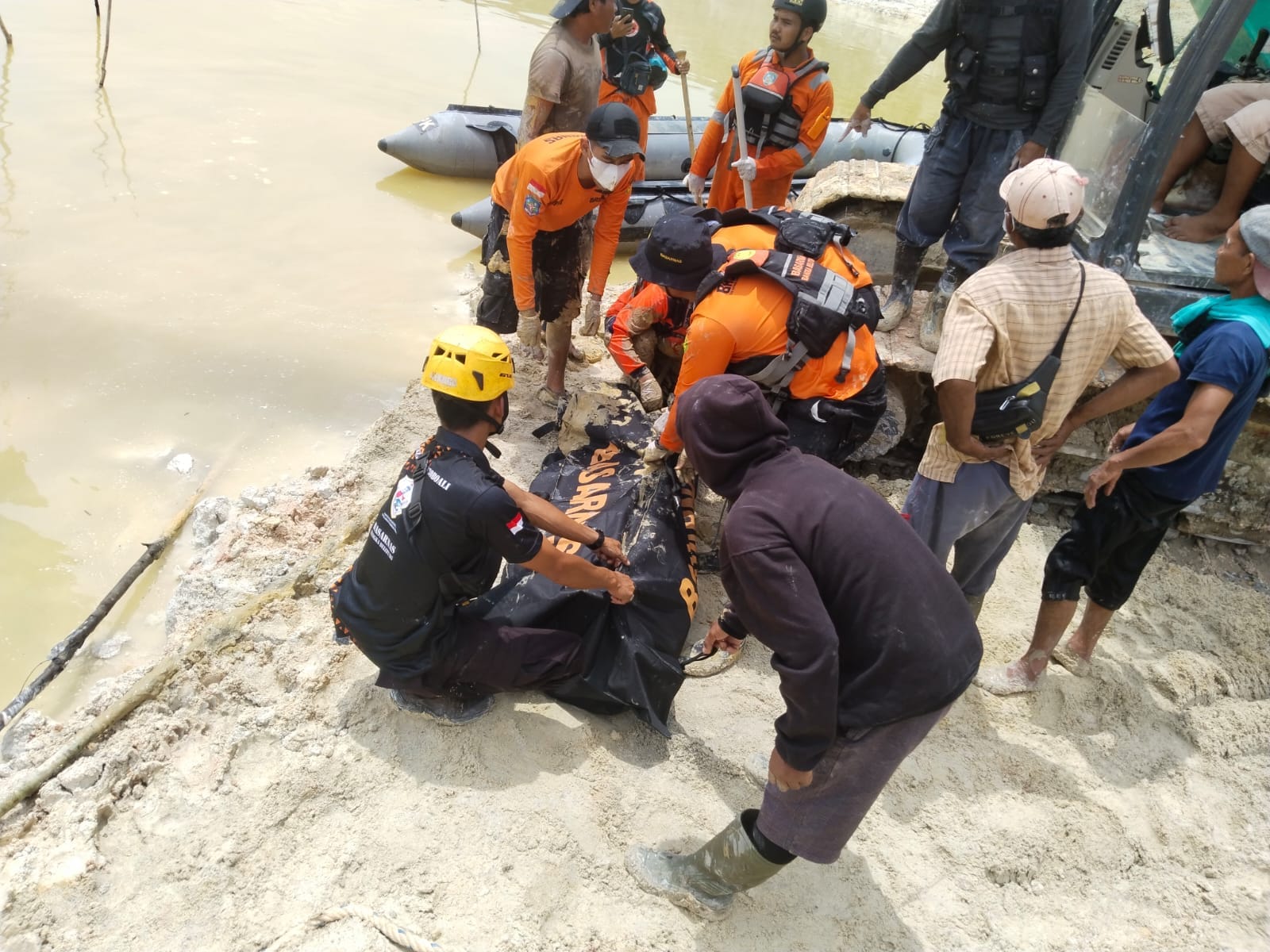 Petugas mengevakuasi jenazah. Foto: Istimewa.