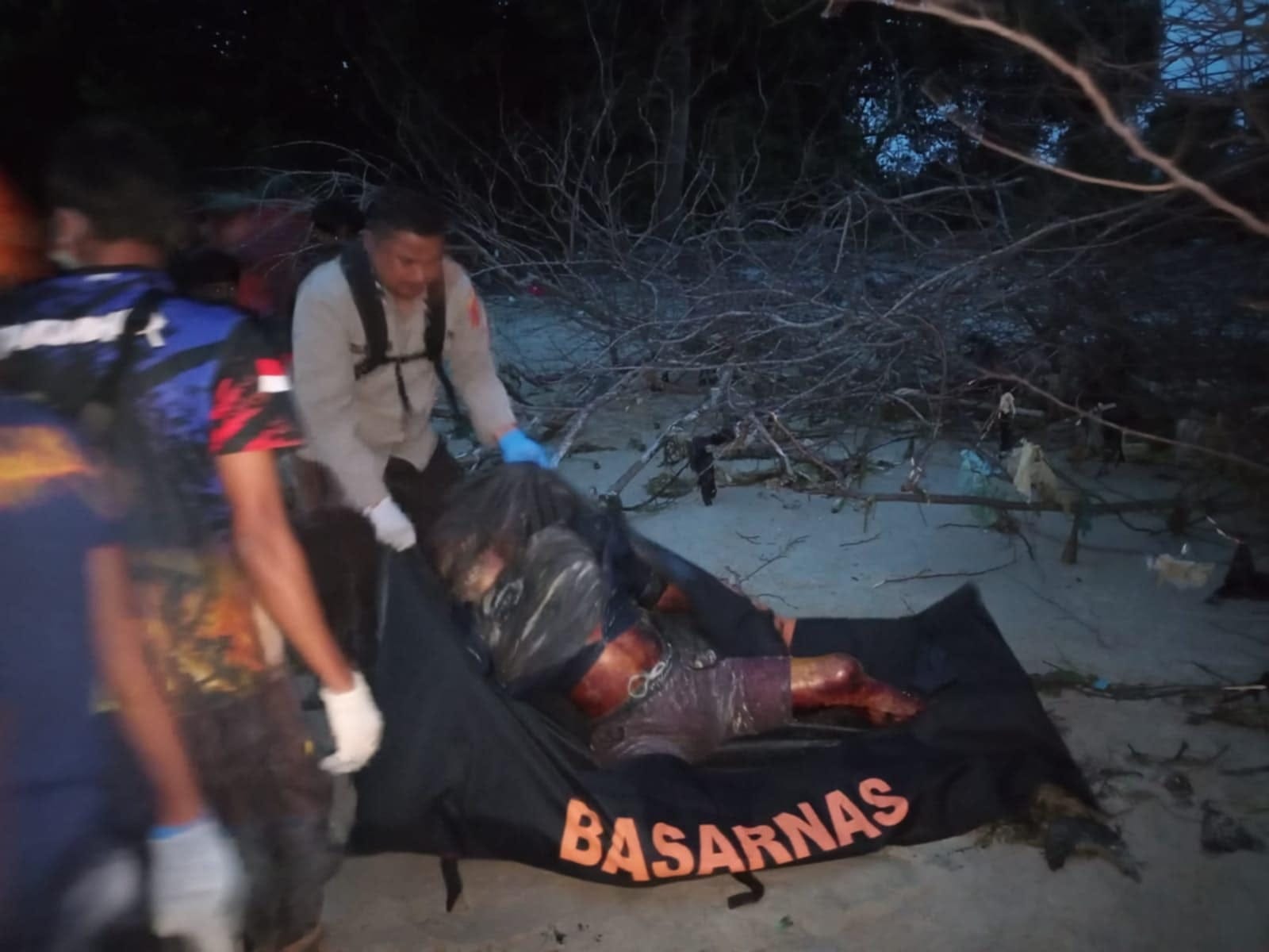 Petugas mengevakuasi jenazah. Foto: Istimewa.