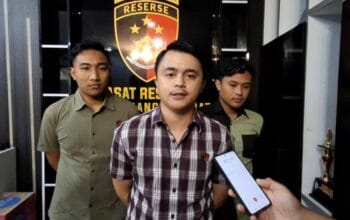 Kasat Reskrim, AKP Fajar didampingi Kanit Pidum dan Kanit Tipidter. Foto: Sorotanbangka.