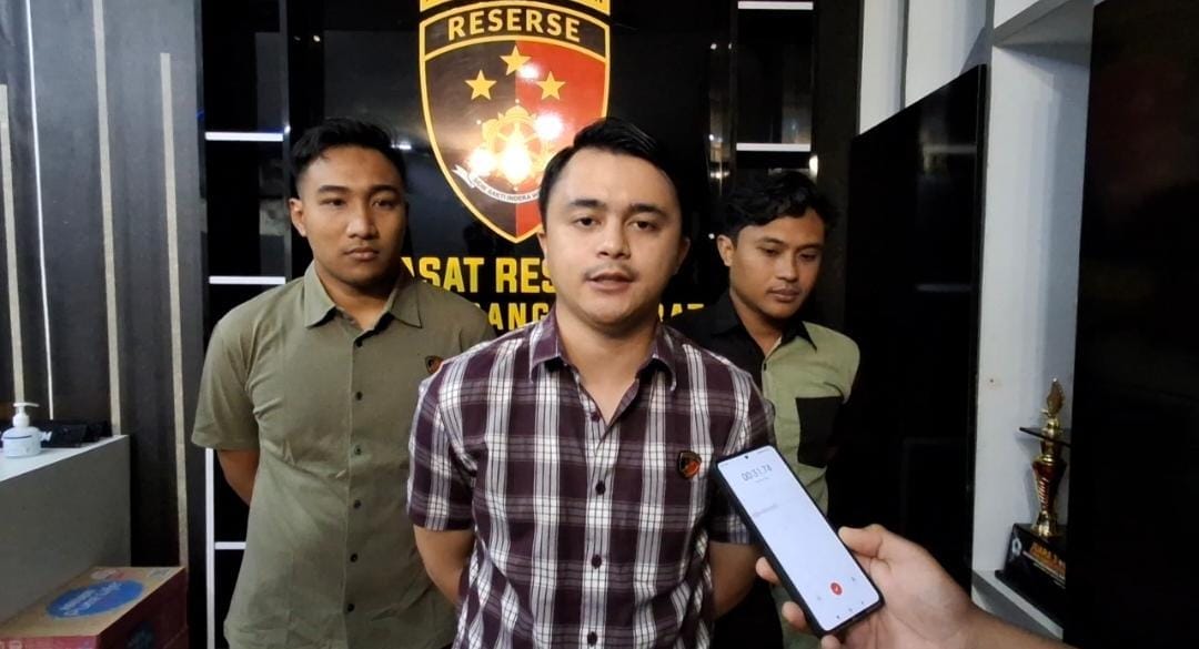 Kasat Reskrim, AKP Fajar didampingi Kanit Pidum dan Kanit Tipidter. Foto: Sorotanbangka.