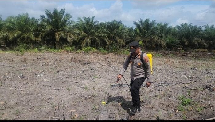 Dukung Ketahanan Pangan Nasional, Polsek Sungai Selan Salurkan Bantuan Pupuk dan Obat Pertanian