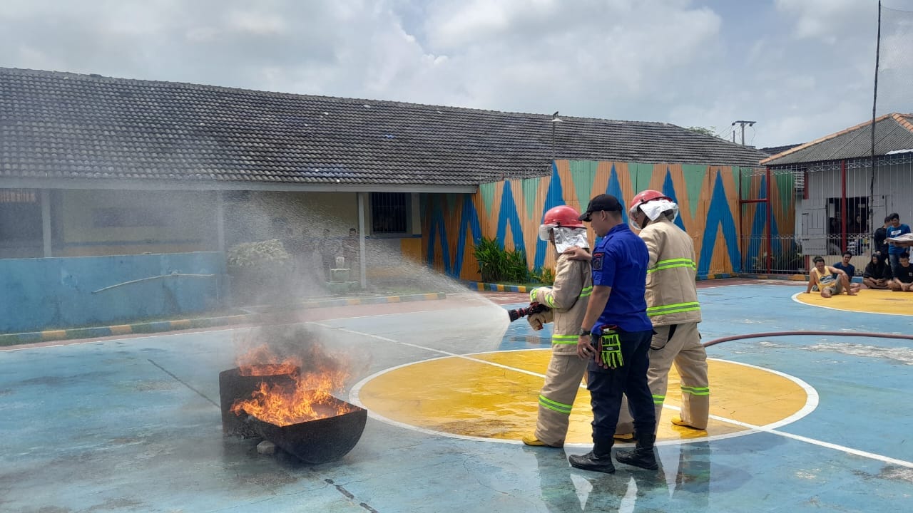 Pelatihan pemadaman kebakaran. Foto: Istimewa.