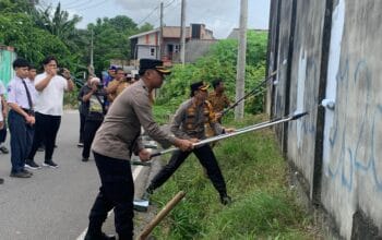 Polisi hapus mural atau vandalisme gang motor di Pangkalpinang.
