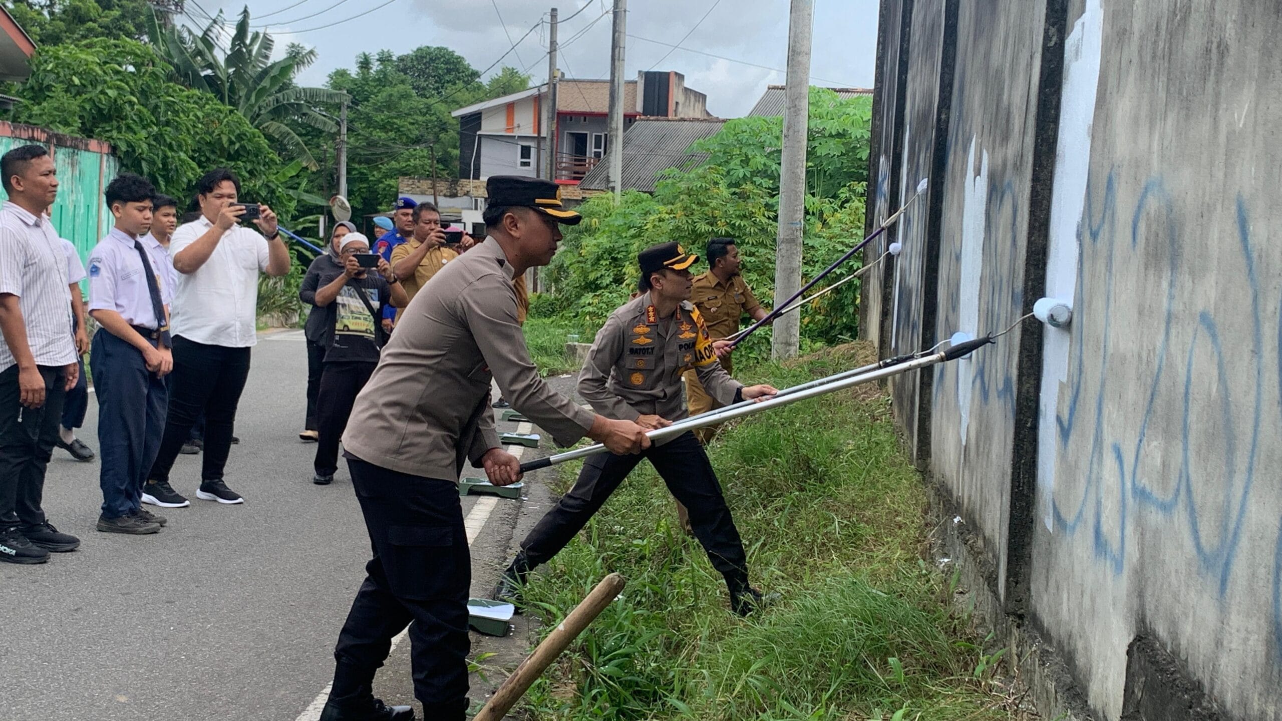 Polisi hapus mural atau vandalisme gang motor di Pangkalpinang.
