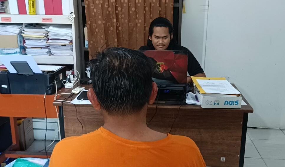 Tersangka M saat menjalani pemeriksaan. Foto: Sorotanbangka.