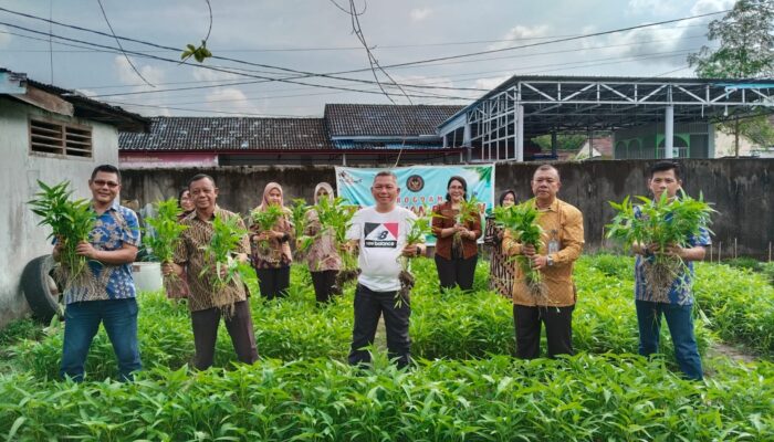 Rutan Mentok Bagikan Hasil Program Ketahanan Pangan ke Masyarakat 