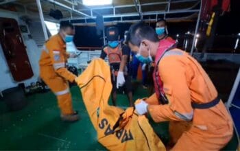 Petugas mengevakuasi jenazah Tina. Foto: Istimewa.