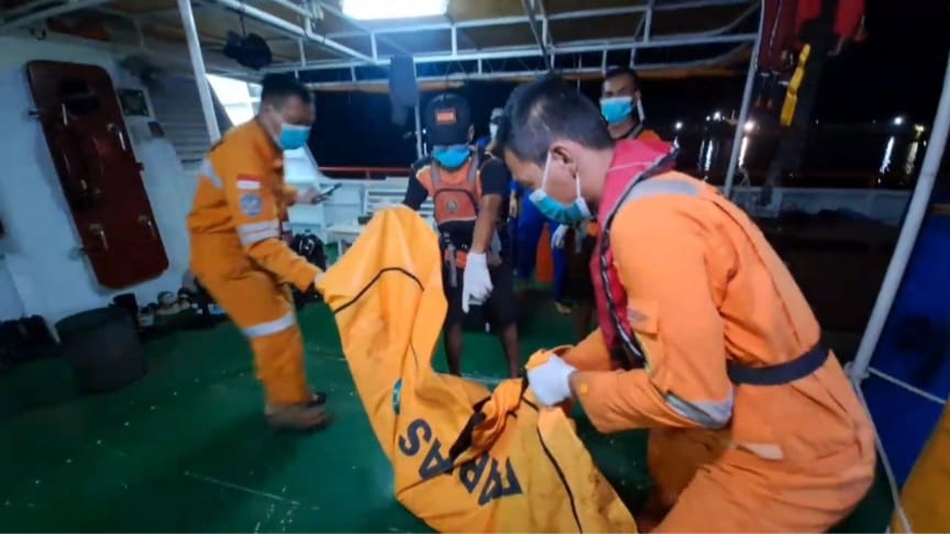 Petugas mengevakuasi jenazah Tina. Foto: Istimewa.