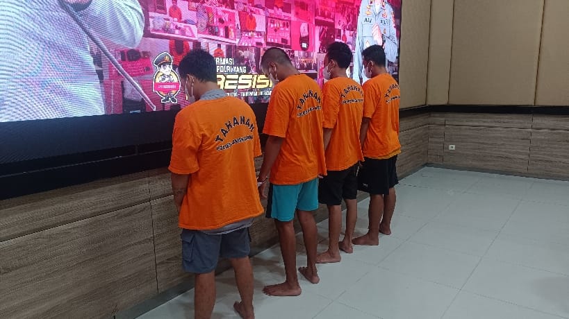 Tersangka saat diamankan. Foto: Sorotanbangka.