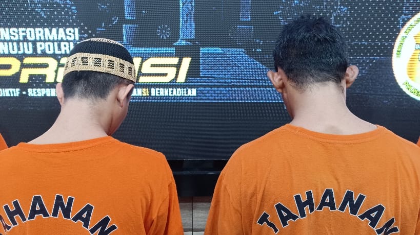 Kedua tersangka saat diamankan di Mapolres Bangka Barat. Foto: Sorotanbangka.