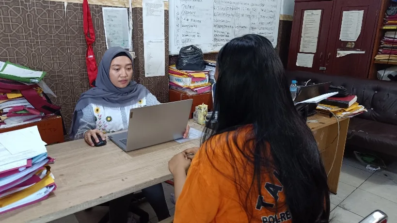 Tersangka saat diperiksa petugas. Foto: Sorotanbangka.
