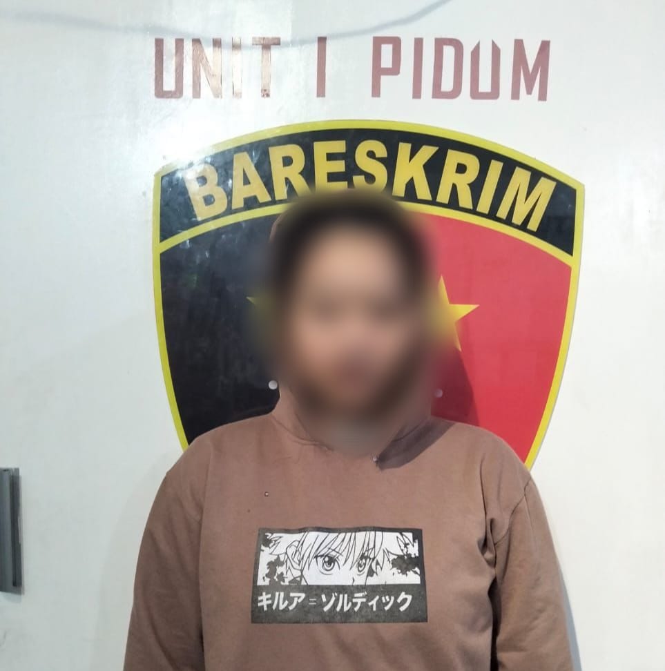 Tersangka saat diamankan di Polres Bangka Barat. Foto: Istimewa.