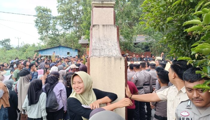 Ratusan Warga Desa Mayang Datangi Polres Bangka Barat