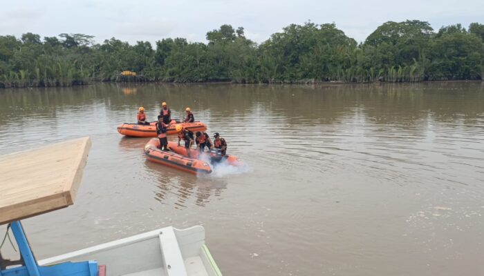 Basarnas Lakukan Pencarian Warga yang Hanyut saat Bersihkan Kapal