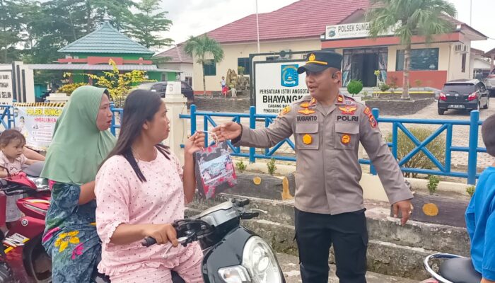 Polsek Sungaiselan Bagikan Paket Takjil untuk Warga