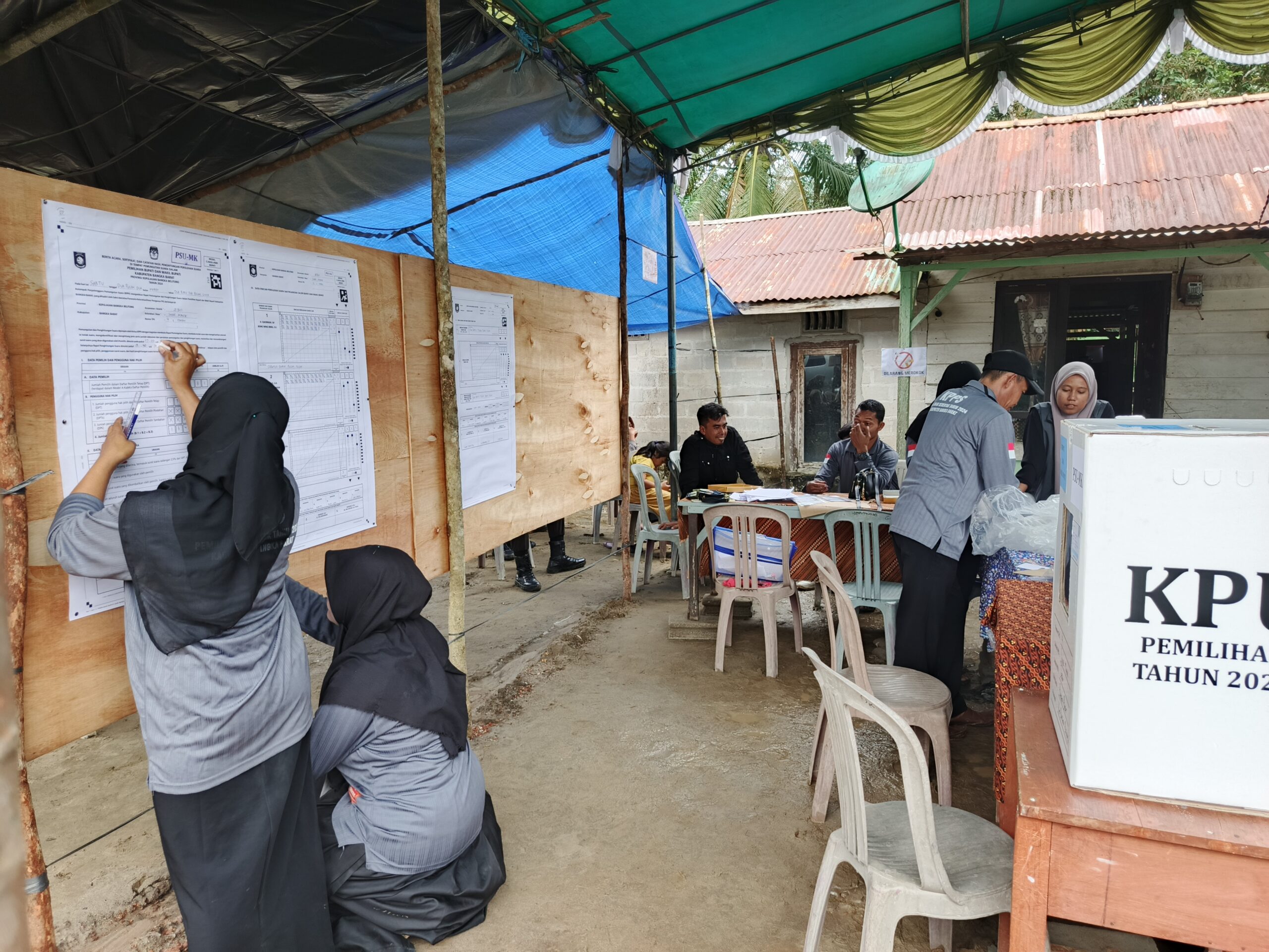 SUASANA - Penghitungan surat suara hasil Pemungutan Suara Ulang (PSU) di TPS 04, Desa Sinar Manik, Kecamatan Jebus, Bangka Barat, Sabtu (22/3/2023). (Sorotanbangka.com)