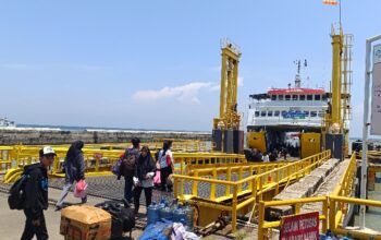 Penyebrangan di Pelabuhan Tanjung Kalian.