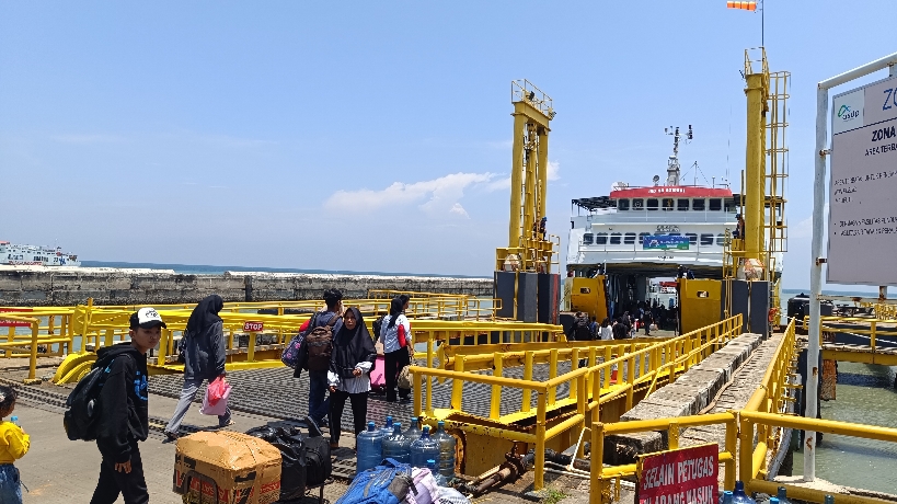 Penyebrangan di Pelabuhan Tanjung Kalian.