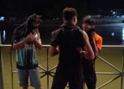 Kapal Dihantam Ombak, Petugas Evakuasi 3 Nelayan ke Pelabuhan Tanjung Kalian
