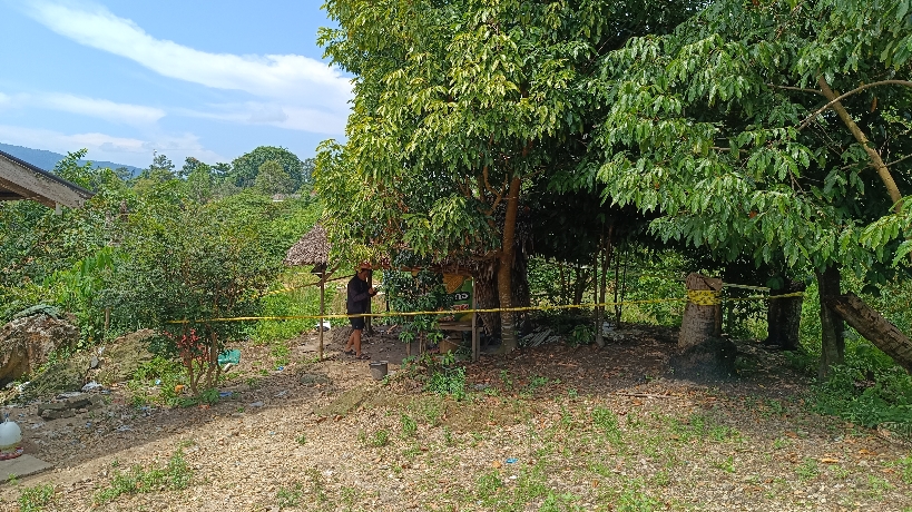 Petugas pasang garis polisi di lokasi penemuan. Foto: Sorotanbangka.