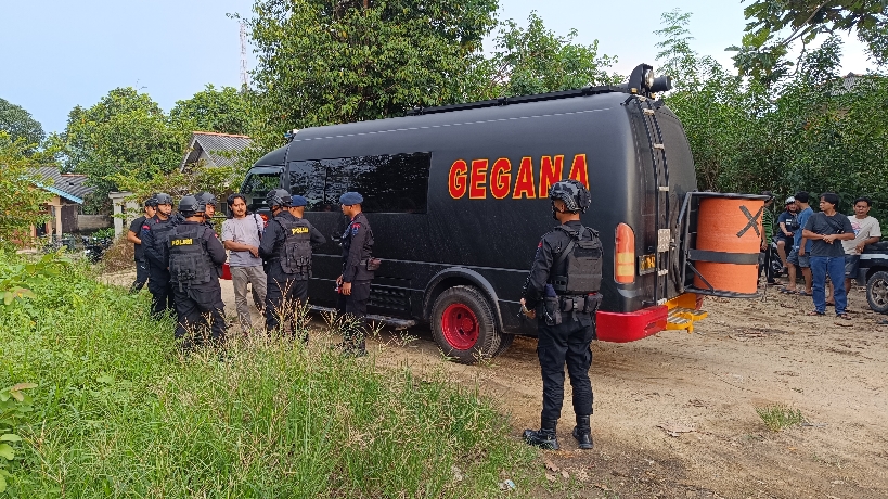 Petugas membawa bom ke Mapolres Bangka Barat. Foto: Sorotanbangka.