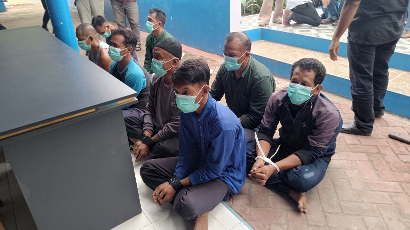 Tersangka saat diamankan di Satpolairud Polres Bangka Barat. Foto: Sorotanbangka.