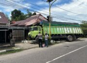 Truk Bermuatan 20 Ton Pakan Ayam Hantam Rumah Warga Mentok