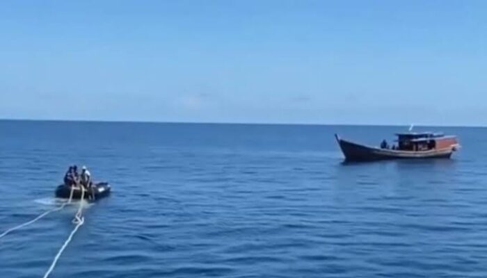 Bakamla Tangkap Kapal Bawa 30 Ton Timah yang Hendak Diselundupkan ke Malaysia