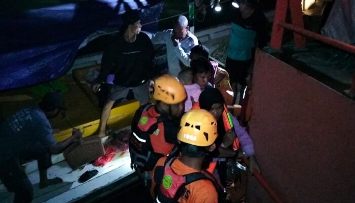 Kapal Mati Mesin, 32 Wisatawan Dievakuasi Basarnas